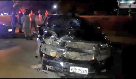 Sinop: Jovem bate carro na traseira de carreta estacionada Sinop: Jovem bate carro na traseira de carreta estacionada