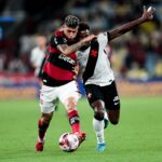 flamengo-vence-o-vasco-com-um-jogador-a-mais-e-respira-no-carioca
