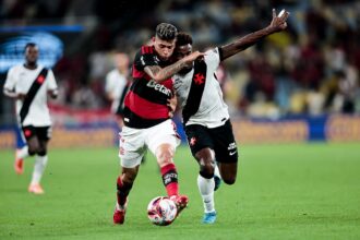 flamengo-vence-o-vasco-com-um-jogador-a-mais-e-respira-no-carioca