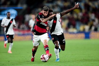 flamengo-vence-o-vasco-com-um-jogador-a-mais-e-respira-no-carioca