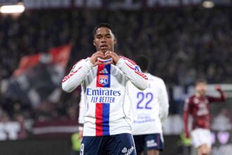 endrick-brilha-com-hat-trick-e-lyon-goleia-metz-por-5-a-2-no-campeonato-frances