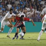 santos-e-sao-paulo-empatam-na-vila-belmiro,-e-crise-no-peixe-se-aprofunda-com-protesto-da-torcida