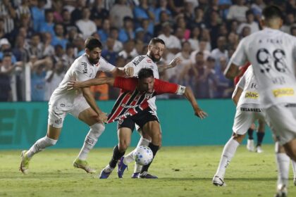 santos-e-sao-paulo-empatam-na-vila-belmiro,-e-crise-no-peixe-se-aprofunda-com-protesto-da-torcida