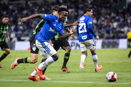 cruzeiro-domina-america-mg-no-mineirao-e-assume-lideranca-isolada