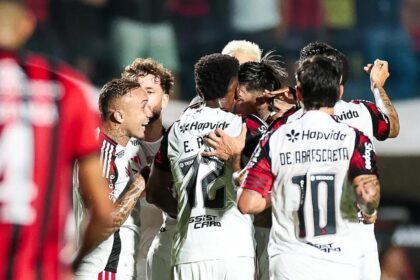 flamengo-vence-o-vitoria-por-2-a-1-e-conquista-a-primeira-vitoria-no-brasileirao