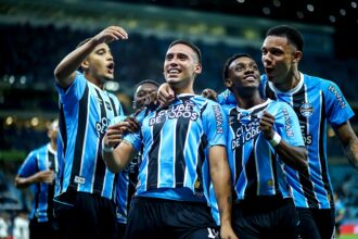 gremio-bate-atletico-mg-de-virada-e-afunda-galo-no-z4