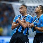 gremio-da-passo-decisivo-rumo-ao-titulo-gaucho-com-goleada-no-gre-nal