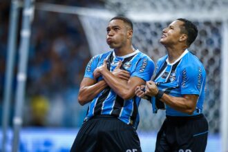 gremio-da-passo-decisivo-rumo-ao-titulo-gaucho-com-goleada-no-gre-nal