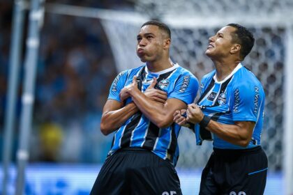 gremio-da-passo-decisivo-rumo-ao-titulo-gaucho-com-goleada-no-gre-nal