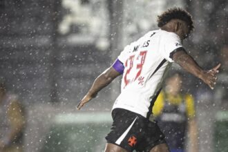 vasco-vence-o-palmeiras-e-conquista-primeira-vitoria-no-brasileirao