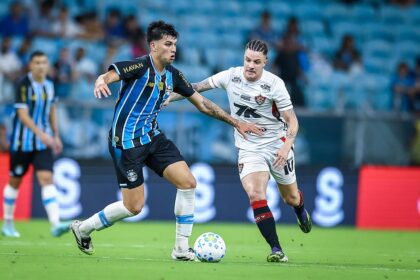 gremio-vence-o-vitoria-e-cola-no-g5-do-brasileirao